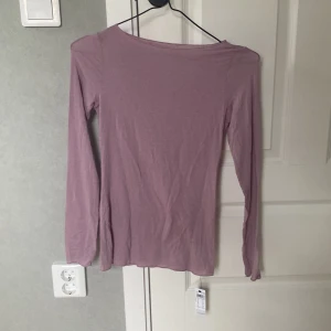 Ljuslila långärmad topp från Intimissimi - Säljer en supermjuk och tunn ljuslila långärmad topp från Intimissimi i kashmirblandning. Perfekt att bära som lager eller för en stilren look. Enkel och klassisk design med rund halsringning.