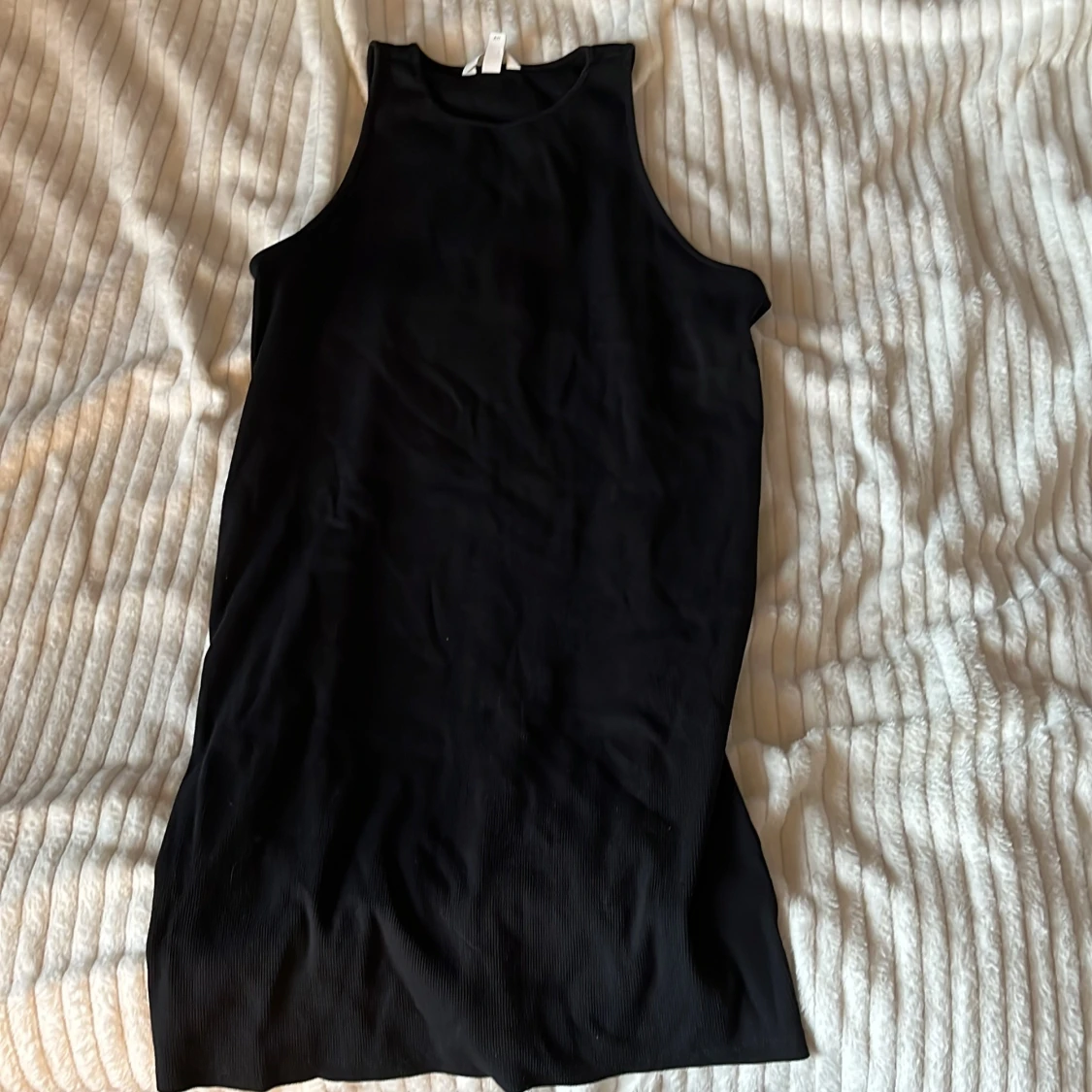 Svart ribbad ärmlös klänning från H&M