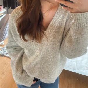 Ljusgrå stickad v-ringad tröja - Jätte fin mysig ljusgrå stickad tröja med v-ringning och långa ärmar✨