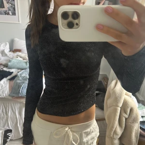 Festtopp - Supersnygg glittrig topp från bikbok, perfekt till partaj😛💕