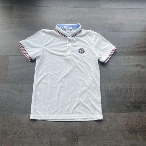 Vit pikétröja från Moncler - Min piké tröja aldrig använd pga för liten på mig men helt ny och snygg.