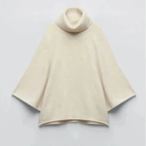 Beige polotröja med vida ärmar - Säljer en beige polotröja med oversized passform och vida, långa ärmar. Tröjan har en hög polokrage och är tillverkad i ett mjukt stickat material. Perfekt för kyliga dagar!