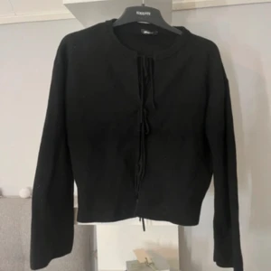 Svart stickad tröja med knyt - Snygg tröja knappt använd kom med bud