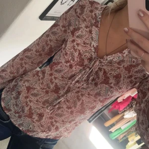 Blommig långärmad blus -  blus med blommigt mönster! Jätte bra skick. Går att knyta fram precis som man vill, super söt till sommaren