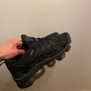 Svarta Nike Air Vapormax Plus sneakers - Säljer ett par Nike air vapormax skor. Sköna skor till sommaren. Skorna är i bra skick 9/10 och säljs för 600kr