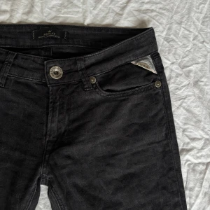 Svarta bootcut jeans från Replay - Aaasnajs replay jeans med lite leopard mönster☺️☺️❣️pris kan diskuteras 