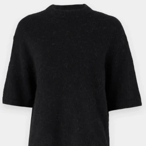 Svart stickad tröja med kort ärm - Säljer en svart stickad T-shirt från Gina. Knappt använd. Hör av er om ni vill se fler bilder eller om ni har några frågor☺️