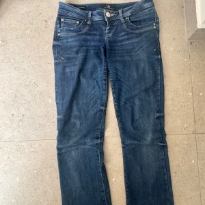 Blå LTB jeans i modellen Valerie - Snygga blå jeansbyxor från LTB, modell Valerie. Knappt använda då de ej passar mig, köpte de på plick men i bra skick 💕💕skriv om ni har ytligare frågor 