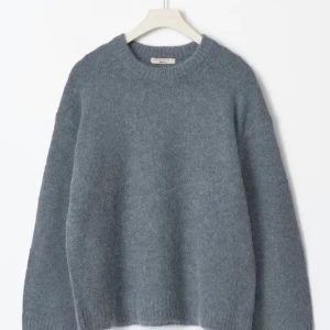 Blå stickad tröja från Gina Tricot - Mysig jättefin blå stickad tröja från Gina Tricot med rund halsringning och långa ärmar. Inga defekter. Hör av er vid frågor eller funderingar!🥰