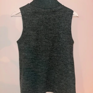 Polo Tröja från Zara💚 - Mörkgrön stickad tröja med polokrage från Zara! 💚