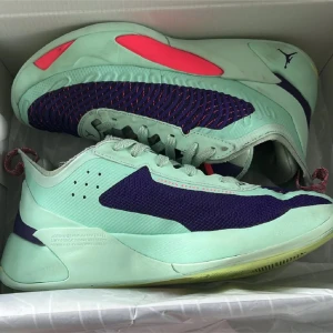  Jordan Luka 1 - Säljer ett par mintgröna Jordan Luka 1 sneakers! De är i fint skick, skriv gärna vid fler frågor och priset går alltid att diskuteras😊