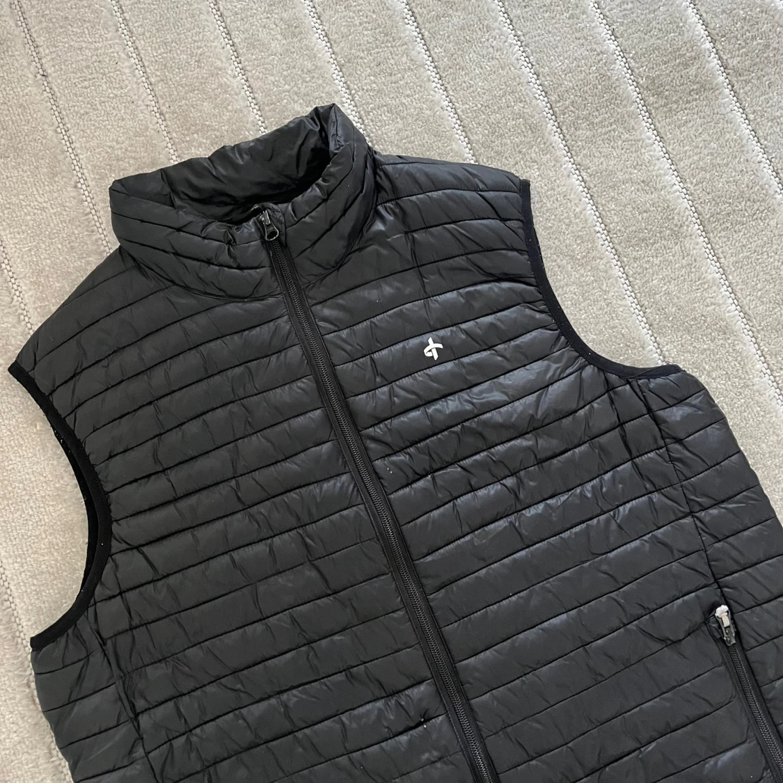 Svart dunväst med dragkedja - 1