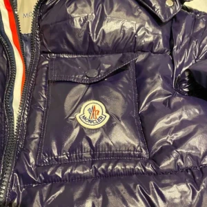 Moncler  - Säljer min väns jacka prata med han eventuella frågor @keza17