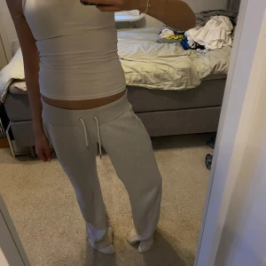 Vit ribbad linnetopp från Weekday - Säljer en vit ribbad linnetopp från Weekday. Toppen är ärmlös och har en tight passform med rund halsringning. Perfekt att matcha med jeans eller kjol för en enkel och stilren look.