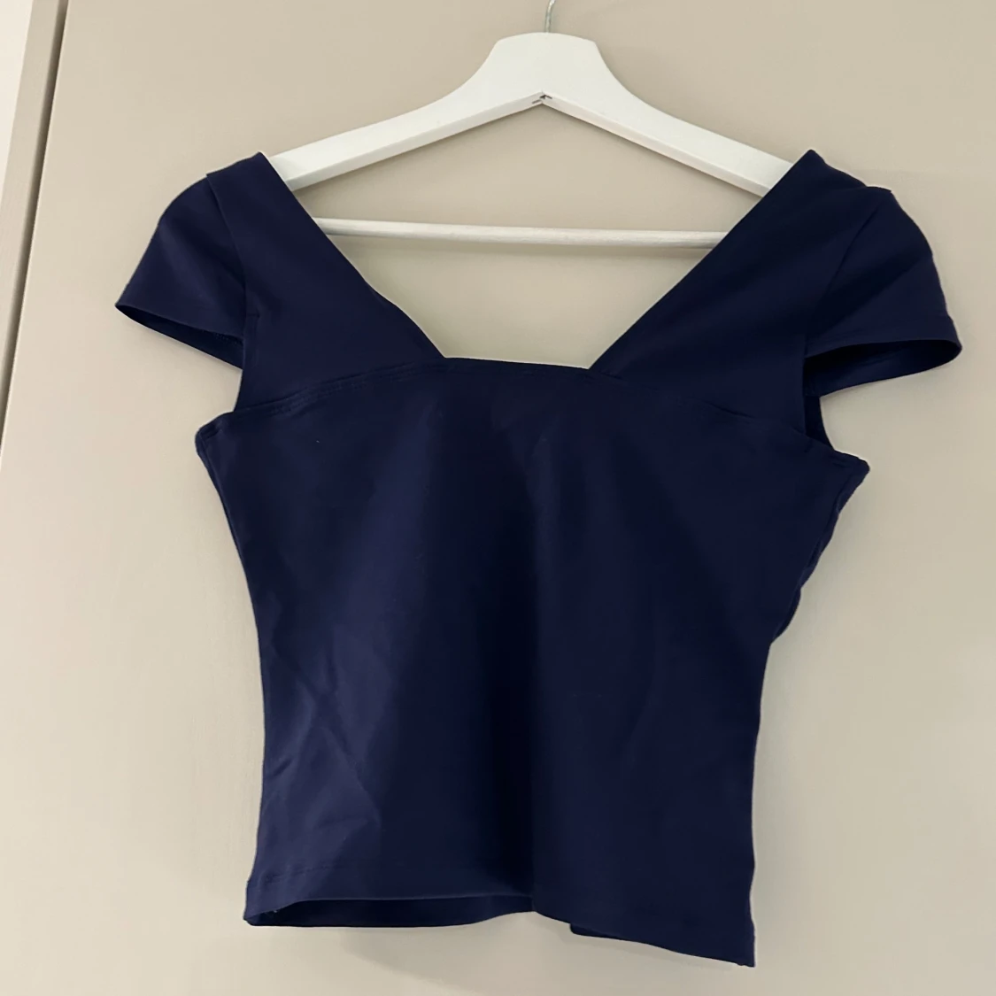 Mörkblå croppad topp med v-ringning - 2