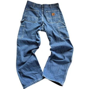 Vintage Carhartt single knee Carpenter jeans - Vintage Carhartt single knee jeans, storlek 33x30, passar mer 33x32, i mycket gott skick. Snygg baggy fit Måtten: bredd 42cm, längd 105cm, benöppning 23,5cm.   Skriv vid frågor!:)