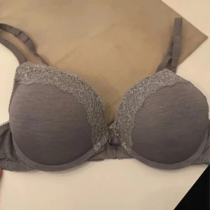 Super push up bh 75B - Super push up bh 75B grå och lite silver glittrig oanvänd 