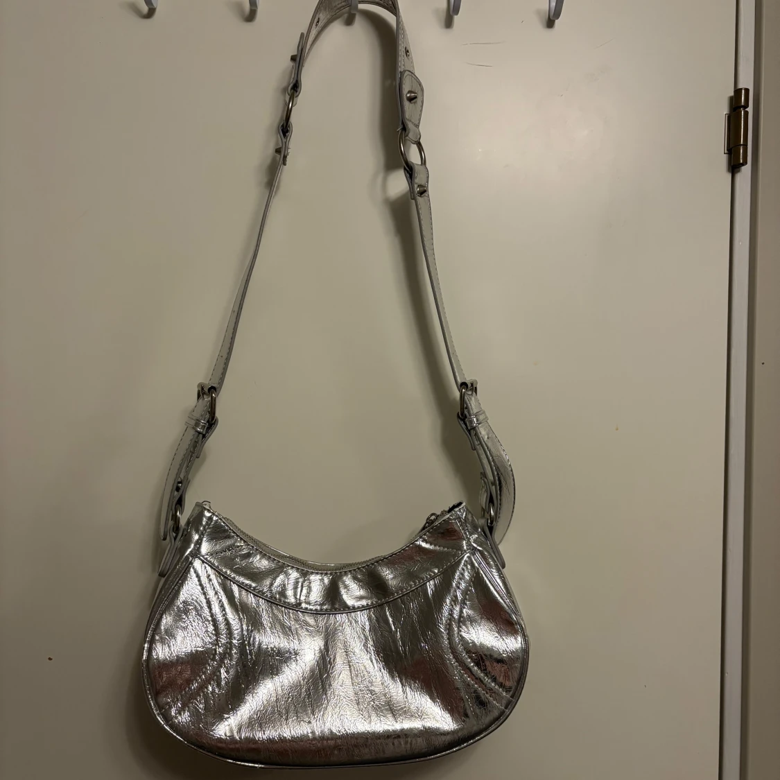 Silver axelväska från Gina Tricot - 1