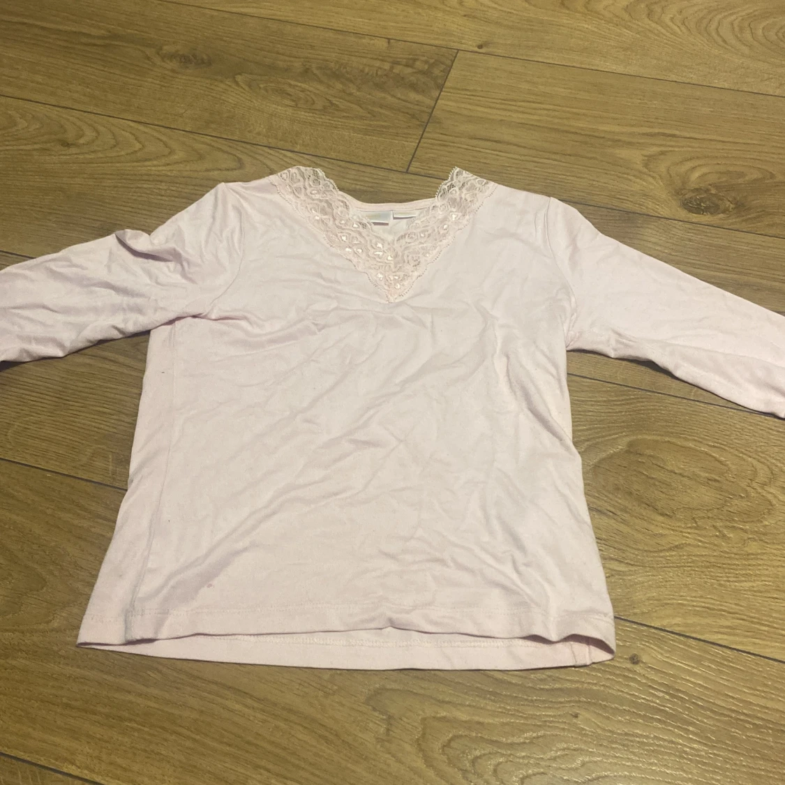 Ljusrosa långärmad topp med spetsdetalj - 2