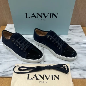 Navy Lanvin Nya - Säljer ett par sproilans nya lanvins i storlek 8. Endast testade en gång. Skriv vid frågor eller funderingar! Pris ej hugget i sten ‼️ 