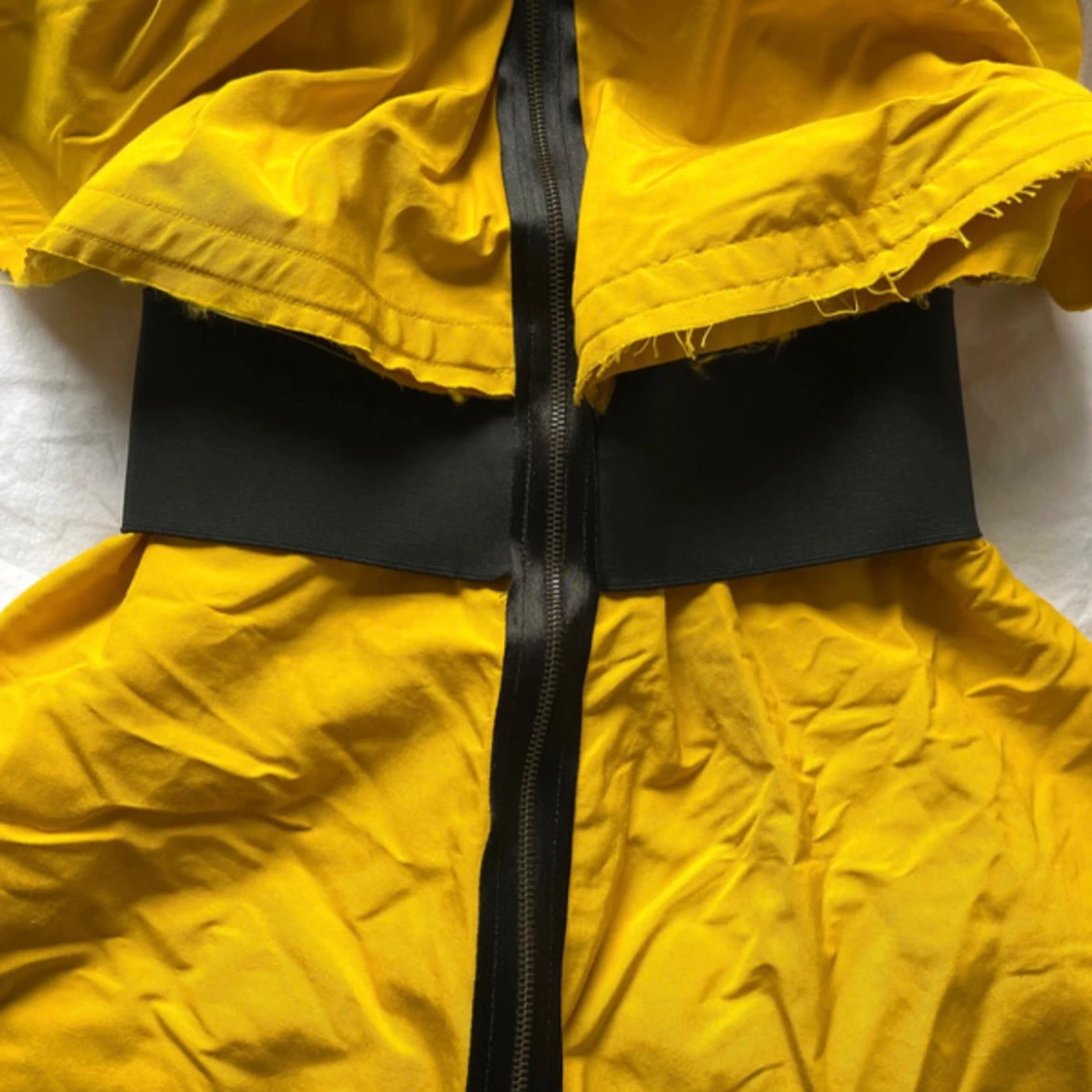 Gul oneshoulder-klänning från Lanvin x H&M - 3