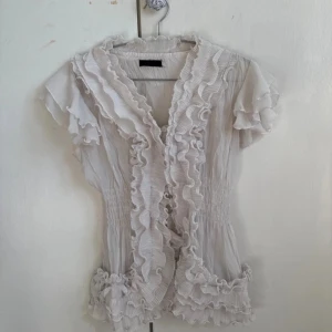 Volang blus - Gullig volangblus💕