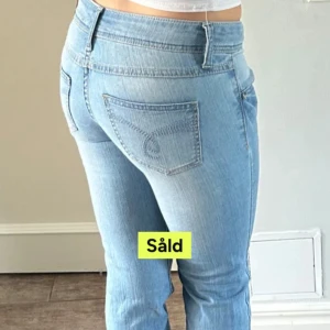 Ljusblå bootcut jeans! - Säljer ett par ljusblå jeans med bootcut passform. Kan diskutera pris.Köpta på Plick men säljer eftersom det var för stora. Inte mina bilder