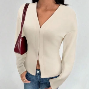 Beige v-ringad kofta - Elegant kofta som inte kommit till så mycket användning