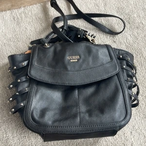 Guess väska  - Använd guess väska med synliga slitningar  men i bra skick 