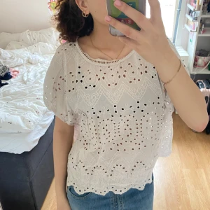 Unik T-shirt 🐇 - En fin T-shirt med lite hål design. Hör av er vid frågor och tryck på köp nu 💗