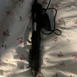 Värmeborste från Babybliss - Nästan oanvänd värmeborste från Babybliss i nytt skick. Använd ca 5 gånger pga att jag har lockigt hår. Den är perfekt för blowouts! Den kommer med 2 olika huvuden för olika styling. Boxen medföljer. Ord pris: 399kr. 