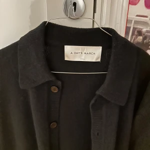 Kofta A Day's March - Svart kofta från A Day's March med klassisk krage och knäppning framtill. Lägg gärna bud. Storlek medium.