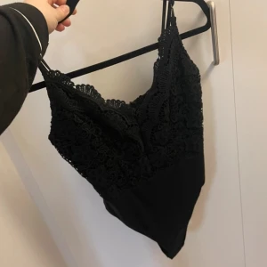 Spetsbody - Fin Spetsbody ifrån boohoo. Aldrig använd med prislappen kvar. Sitter väldigt smickrande på. Storlek M. 🌸