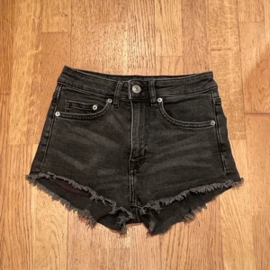 Jeansshorts höga/mid - Snygga svarta jeansshorts från H&M Divided💕Stl 32/XXS