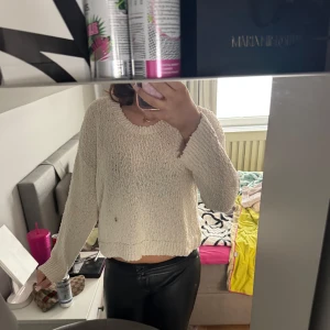 Beige stickad tröja - Mysig beige stickad tröja med lång ärm och avslappnad passform. Perfekt för lager-på-lager och passar till både jeans och kjol. Enkel design utan synliga detaljer eller mönster.