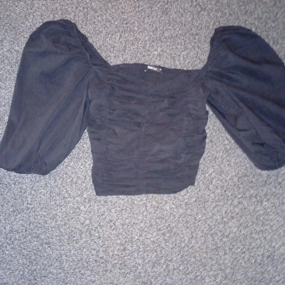 Svart topp med puffärmar