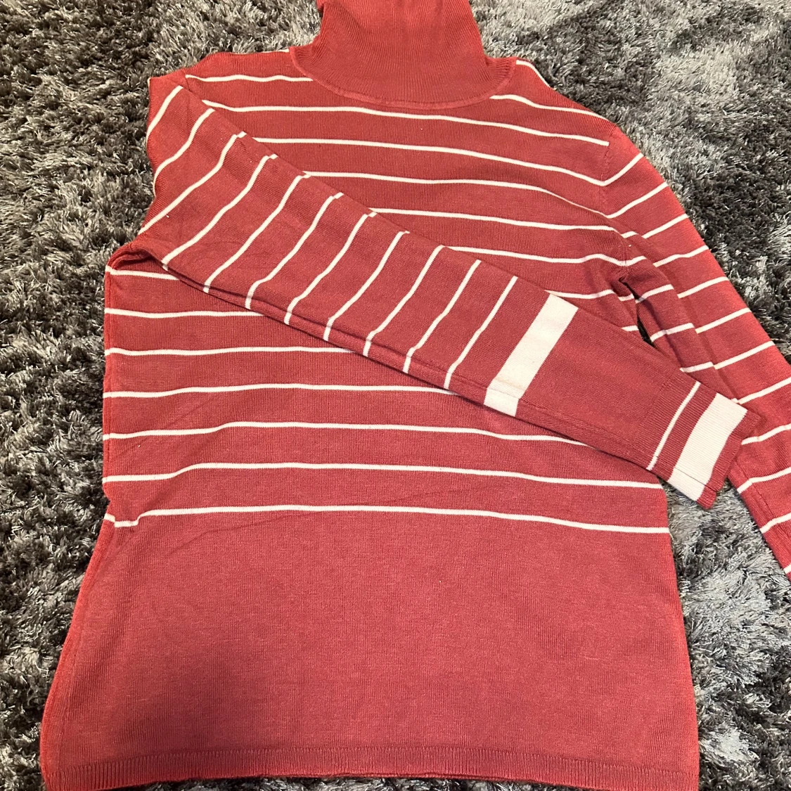 Randig röd polotröja 