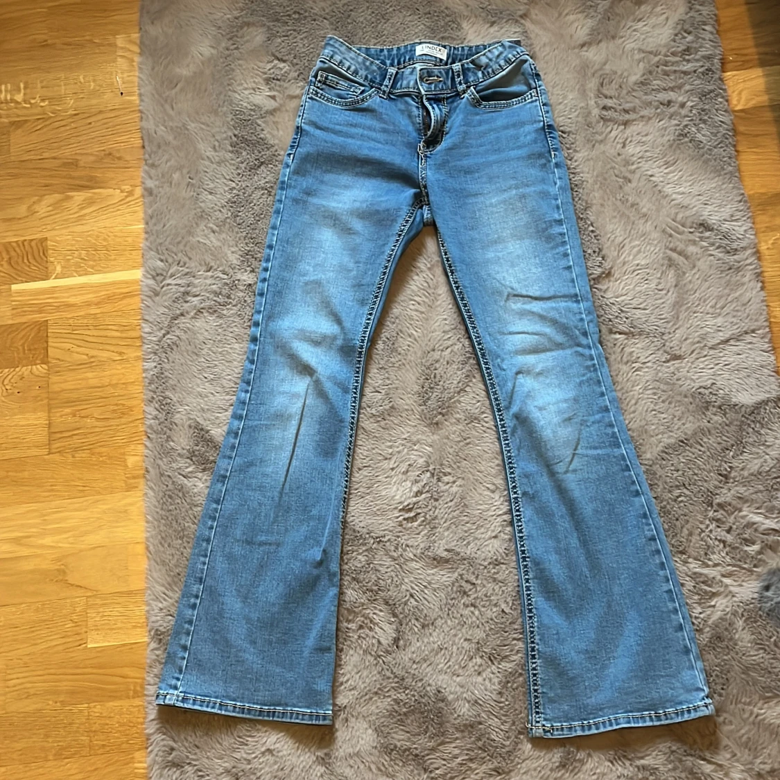 Blå bootcut jeans från Lindex
