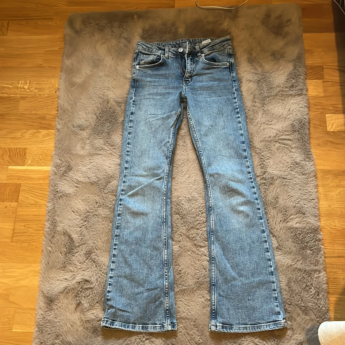 Blå bootcut jeans