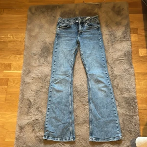 Blå bootcut jeans - Säljer ett par klassiska blå bootcut jeans. 