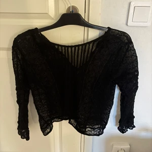 jätte fin blus ifrån mango!! - säljer denna jättefina blusen ifrån mango, den är tidigare köpt på sellpy men den är tyvärr för liten nu!❤️ (skriv innan ni trycker på köp nu!!)