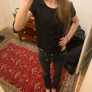 Svart kortärmad blus - Svart blus med korta ärmar och rund halsringning🤗smutsen är på speglet int i tröjan!!