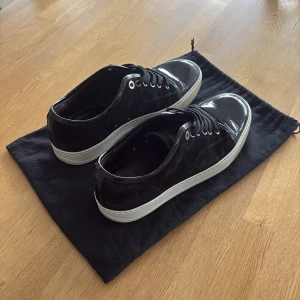 Lanvin - Säljer mina lanvin captoe då de blivit för små för mig, storleken är 41/UK 6, skick 8/10, påse medföljer. Pris kan diskuteras