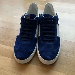 Valentino flycrew - Säljer nu ett par riktigt feta valentino flycrews i storleken 42. HELT NYA!! Medföljer två dustbag och valentino kort! Hör av dig vid frågor eller funderingar!