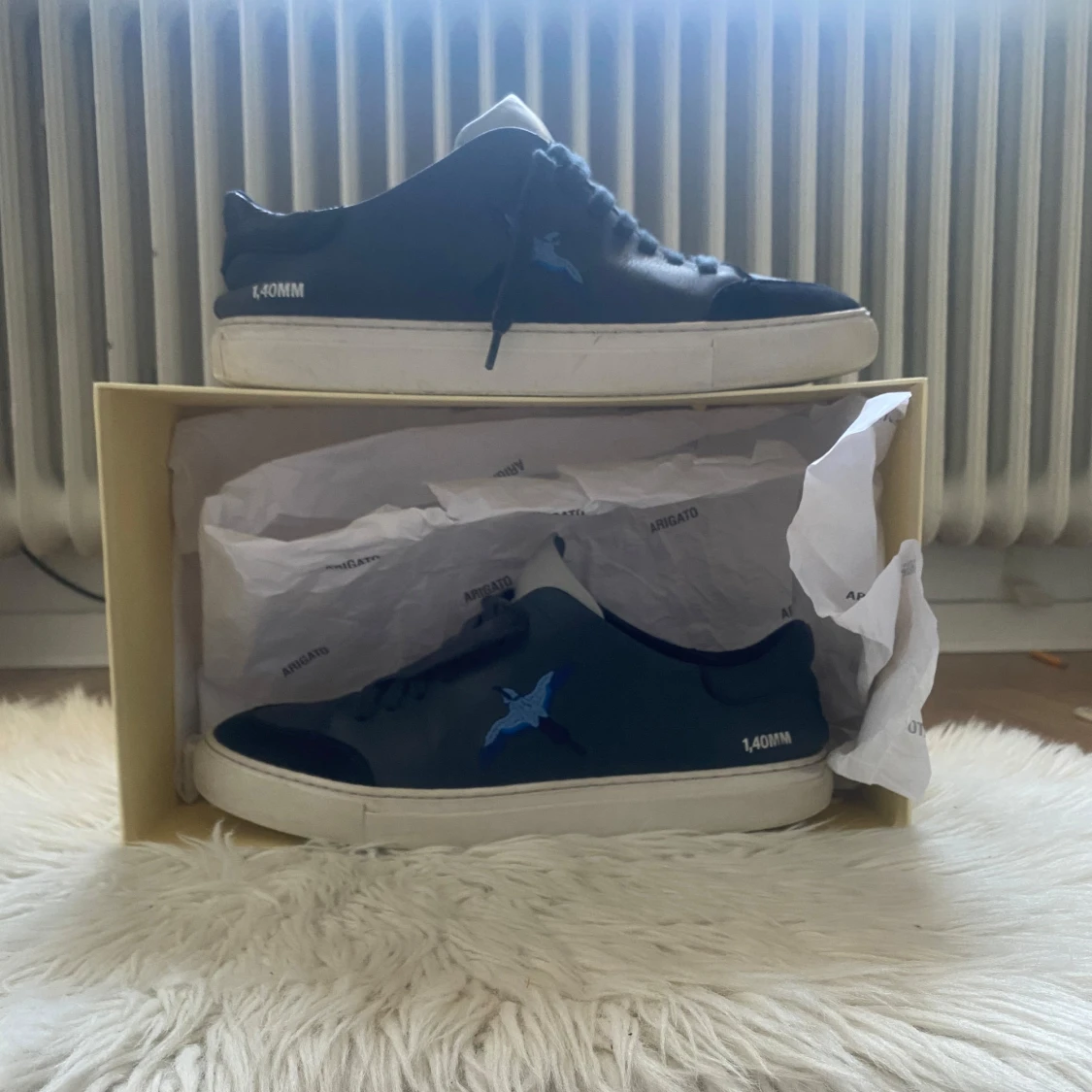 Svarta sneakers från Axel Arigato med blå fågel