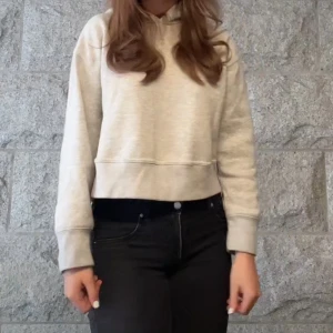Ljusgrå croppad hoodie från Zara - Säljer en ljusgrå croppad hoodie från Zara. Tröjan har en avslappnad passform, långa ärmar och mjukt material. Perfekt för en chill och stilren look.