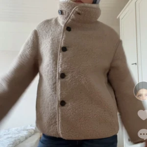 Beige teddyjacka med knappar - Säljer den efterfrågade teddyjackan från H&M pga att den inte kommer till användning💕💕Storlek S. Skriv vid frågor ☺️Pris kan diskuteras