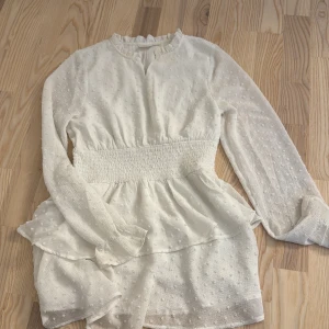 Gina tricot klänning - Säjer denna fina young Gina klänning då den har blivit för liten för mig💕