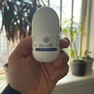 Kallöw Natural Shield Deodorant - Kallöw Natural Shield Deodorant är en aluminiumfri deodorant i en smidig roll-on förpackning. Den har en minimalistisk vit design med blå detaljer och är framtagen för att vara skonsam mot huden.