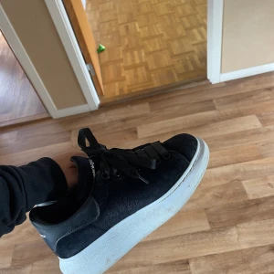 Alexander mcqueen suede skor - Säljer mina i princip helt nya mcqueens, använda ca 5 gånger, har flera och desssa kmr inte tillräckligt mkt till användning så vill köpa en annan, skriv om du vill ha fler bilder, nypris va 5500kr 
